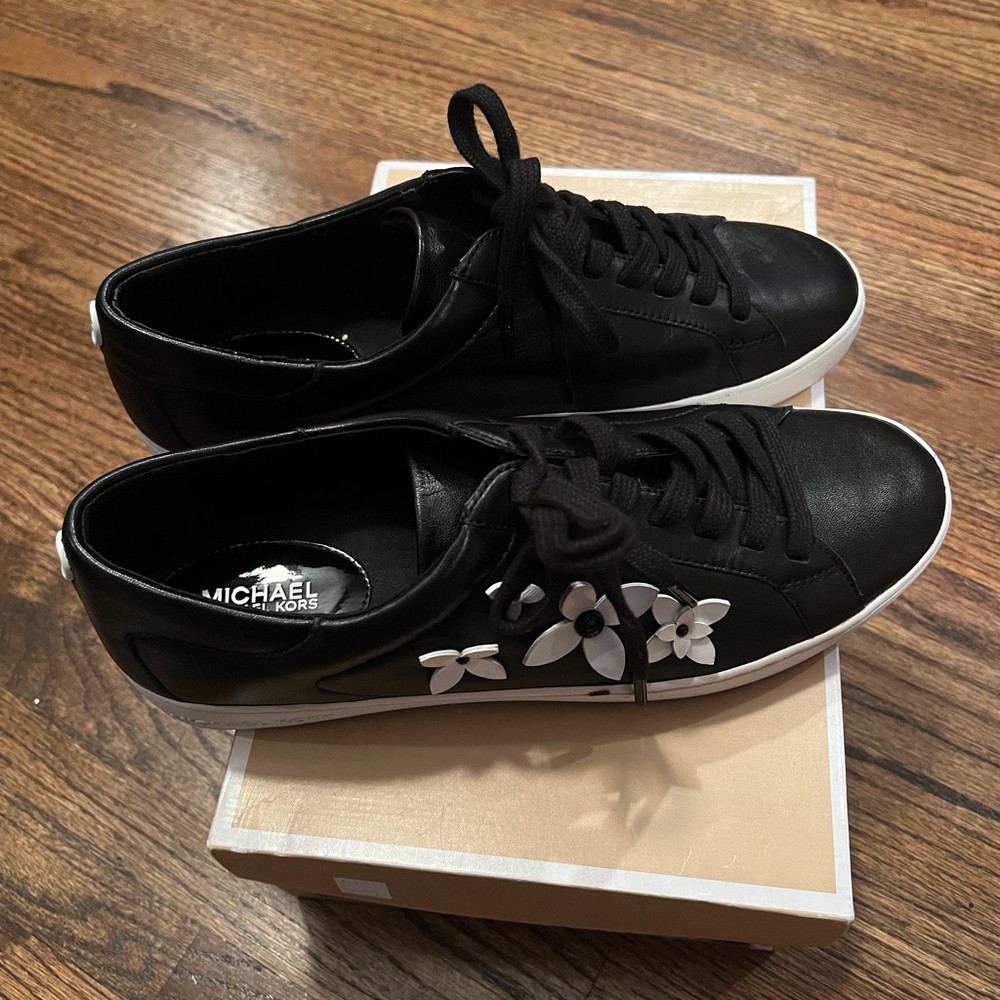 Michael Kors Leather Sneaker - Lola Black-White